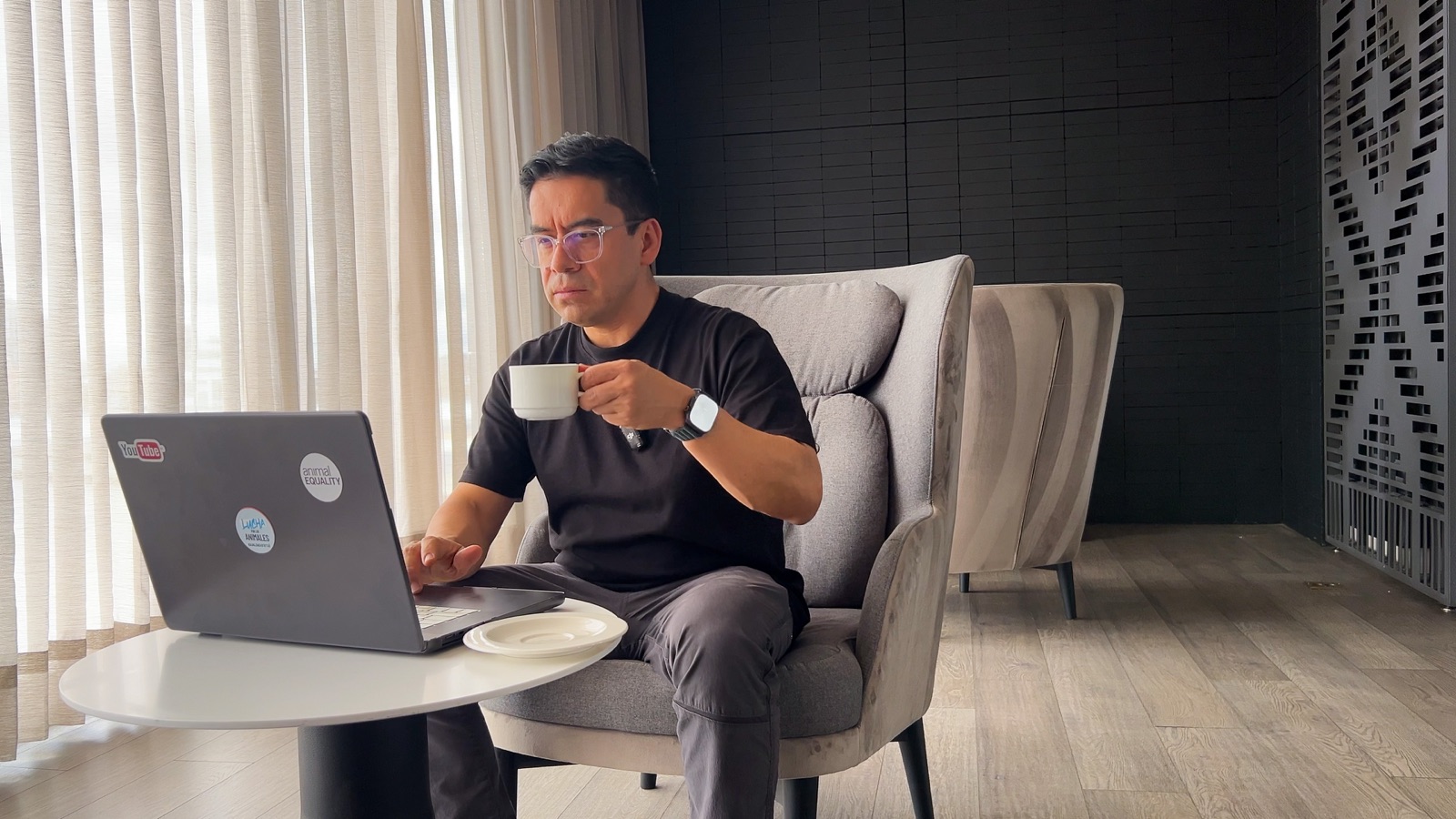 Luis R. Silva trabajando en su laptop